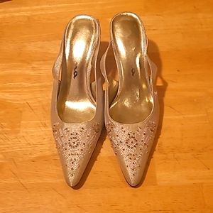 Nina gold pumps size 8M